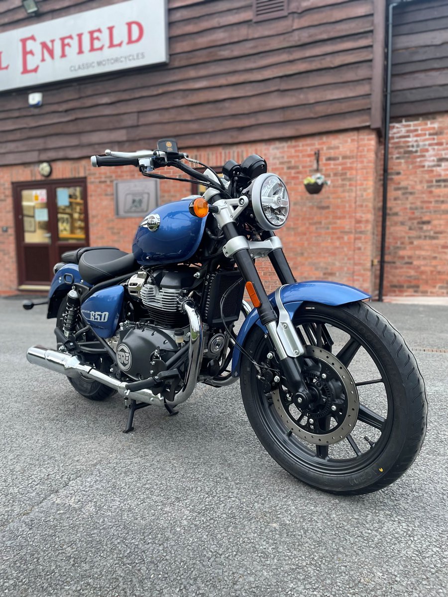 What a handsome motorcycle is the new 650 Royal Enfield Super Meteor, especially in the stunning Astral Blue colour scheme which looks great from any angle. #royalenfield #meteor #Himalayan #motorcycle #interceptor #classic #riding #Hunter #650s #twin #supermeteor #bike #blue 🏍️