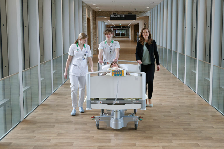 In dit interview blikt Janneke Brink - Daamen, voorzitter van de raad van bestuur, vooruit naar de verhuizing die plaats gaat vinden in het Hemelvaartweekend. tergooi.nl/volste-vertrou…