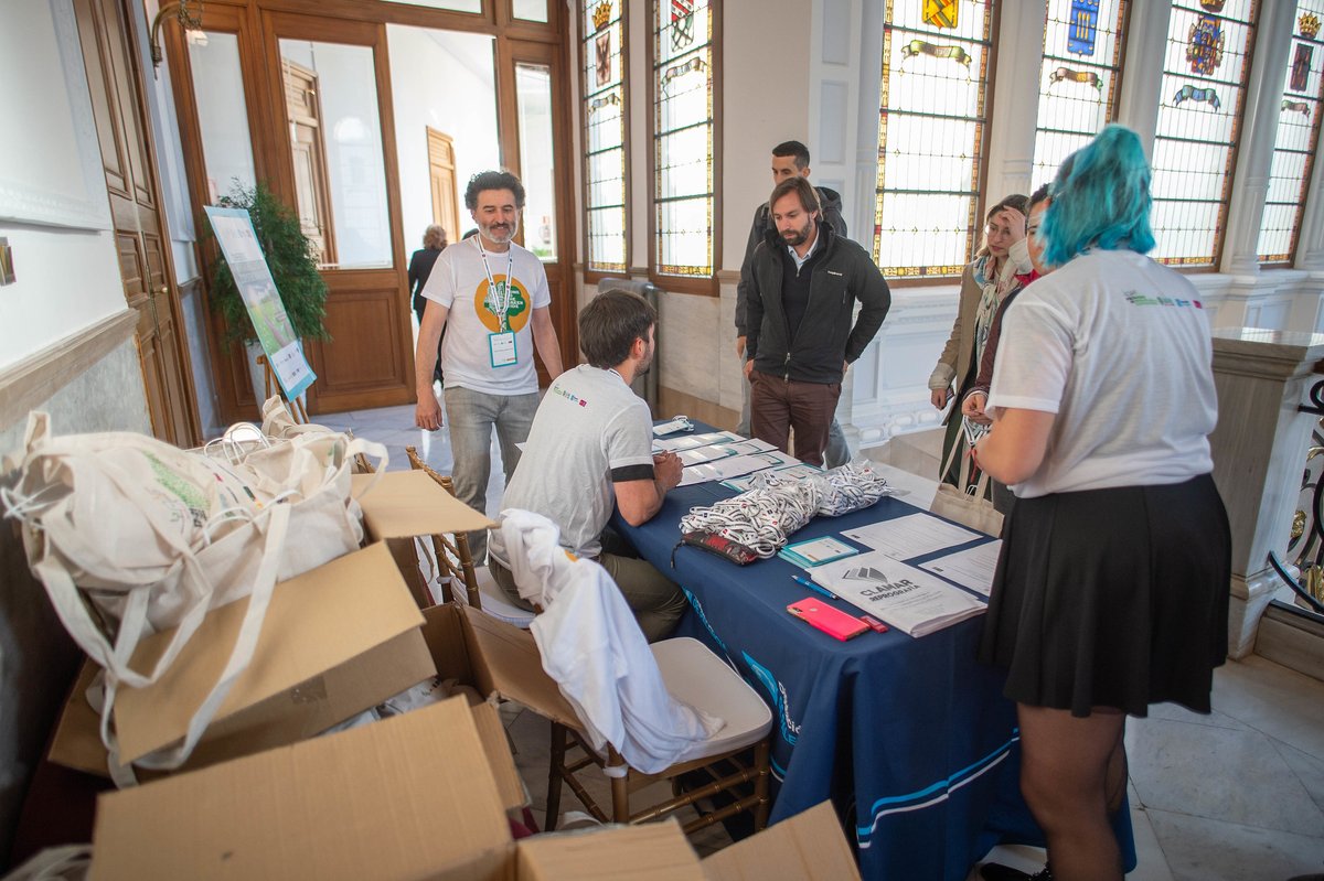 YoungForesters's tweet image. 📢 The Conference #ArtificialIntelligence and Ecosystems Management begins!

👉🏻 Today we have 2 keynote presentations, 1 hands-on and 12 voluntary communications, check the full program here: eventos.uva.es/92504/section/…

#SMARTGlobalEcosystems #AI #DataForest #Palencia