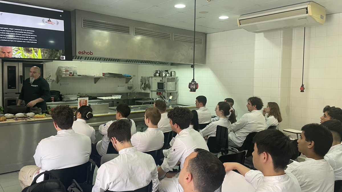 Nuestro chef <a href="/joanbagur2/">joan bagur i bagur</a> del restaurante #OaxacaCuinaMexicana hizo ayer una clase demostrativa a los alumnos de cocina de la <a href="/ESHOBescola/">Eshob</a>