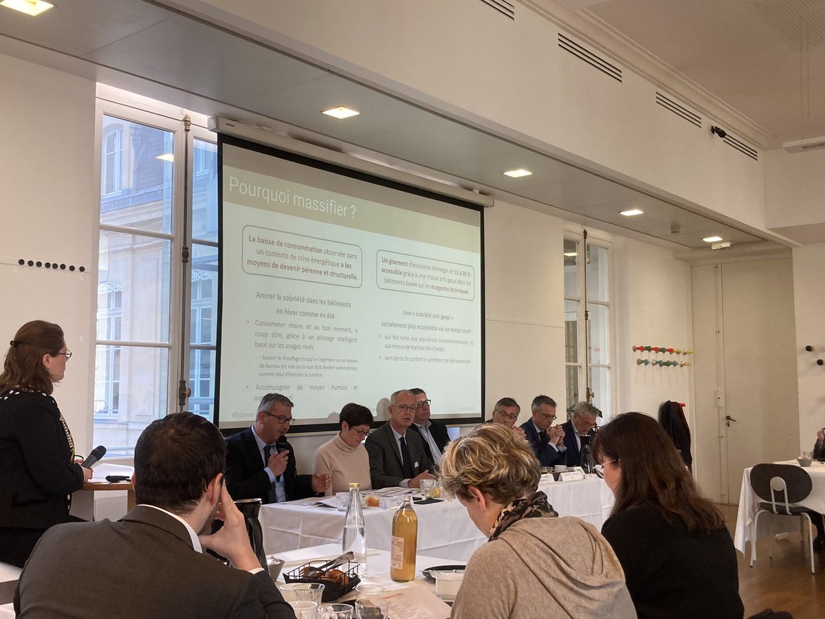 Conférence de presse #sobriété : <a href="/GillesMailet/">Gilles MAILET</a> souligne la nécessite de rendre la baisse de consommation d’#électricité pérenne et structurelle en : 
1️⃣ ancrant la sobriété dans les bâtiments en été comme en hiver.
2️⃣ luttant contre le gaspillage via des écogestes techniques.