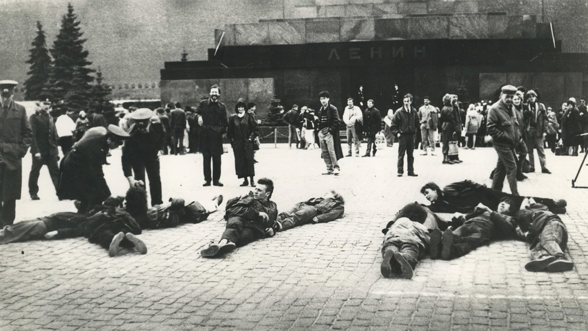 HistoryFoto's tweet photo. 18.04.1991 активисты движения «Э.Т.И.» на акции «Э.Т.И.-текст», известной в народе как «Хуй на Красной площади». Москва. Фото А.Осмоловский. https://t.co/oMf1uUhPLO