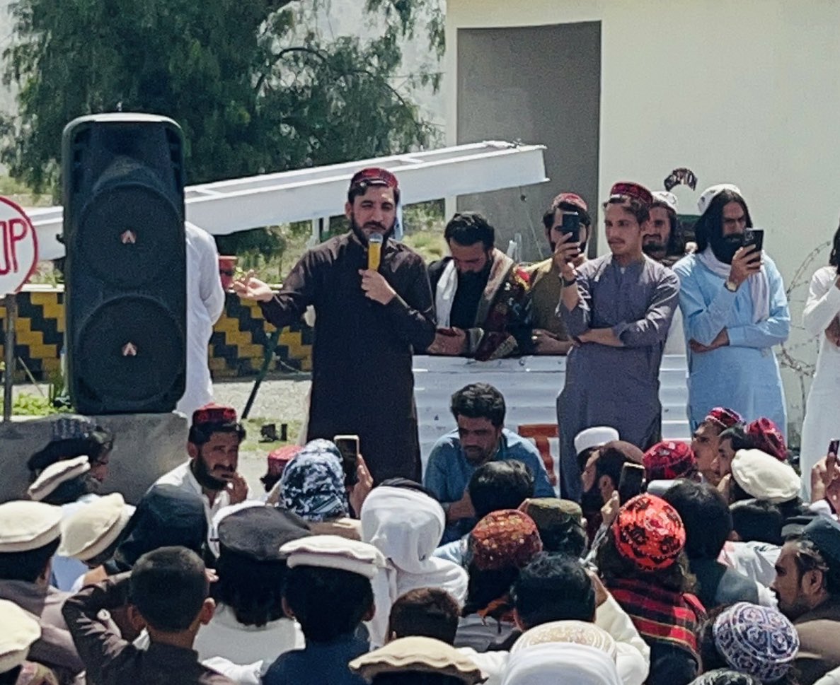 ManzoorPashteen's tweet photo. ریاست نے ڈالری جنگوں میں بے شُمار پشتون بچوں کو قتل کیا۔
آج بھی سراروغہ میں ریاستی اداروں کے ہاتھوں بچائے گئے لینڈ مائنز سے شہید کمسن شیرعلی کے لاش کے ساتھ سراروغہ فوجی قلعے کے سامنے احتجاجی دھرنہ جاری ہے۔
اپنے عوام کے حق کےلئے ریاستی ظلم کے خلاف مزاحمت کرتے رہینگے۔
#DemineExFATA https://t.co/eNFX7iuixF