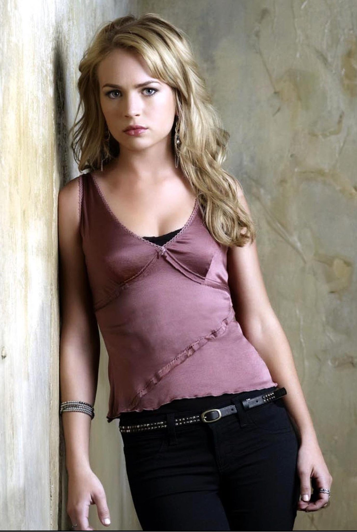 Britt Robertson is 33 today! Happy Birthday! 