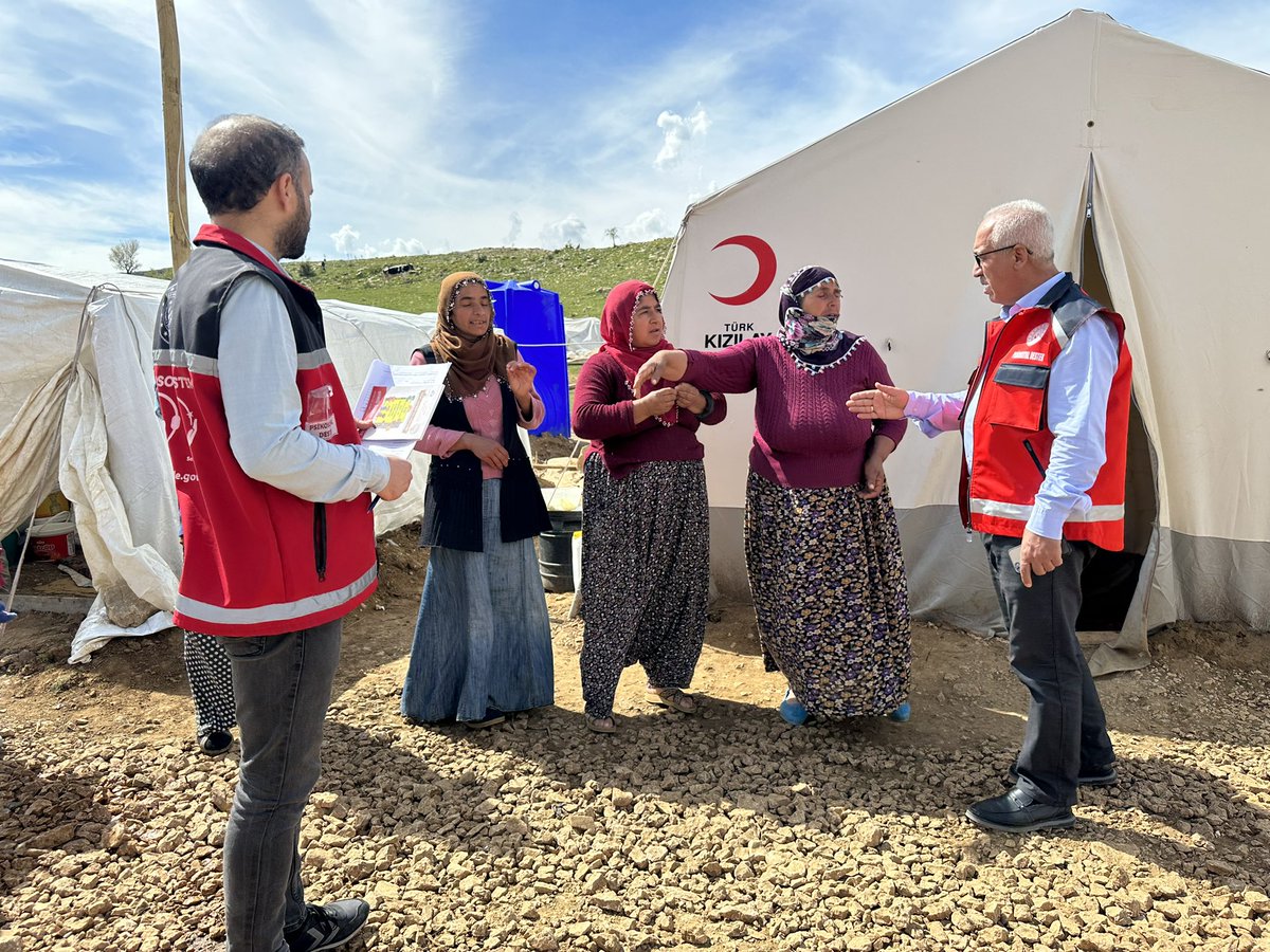 Kahtaasp's tweet photo. Sincik İlçesi İnlice Beldesi Ç��kan Mahallesinde Kurulan Çadır Kent Bölgesinde Kuruluşumuz PsikoSosyal Destek Ekiplerince Hane Ziyaretleri Gerçekleştirilmiş olup Kaynak ve İhtiyaç tespiti yapılmıştır. @sevketersahin @selamikorkutat2 https://t.co/bkHTaMmMHl