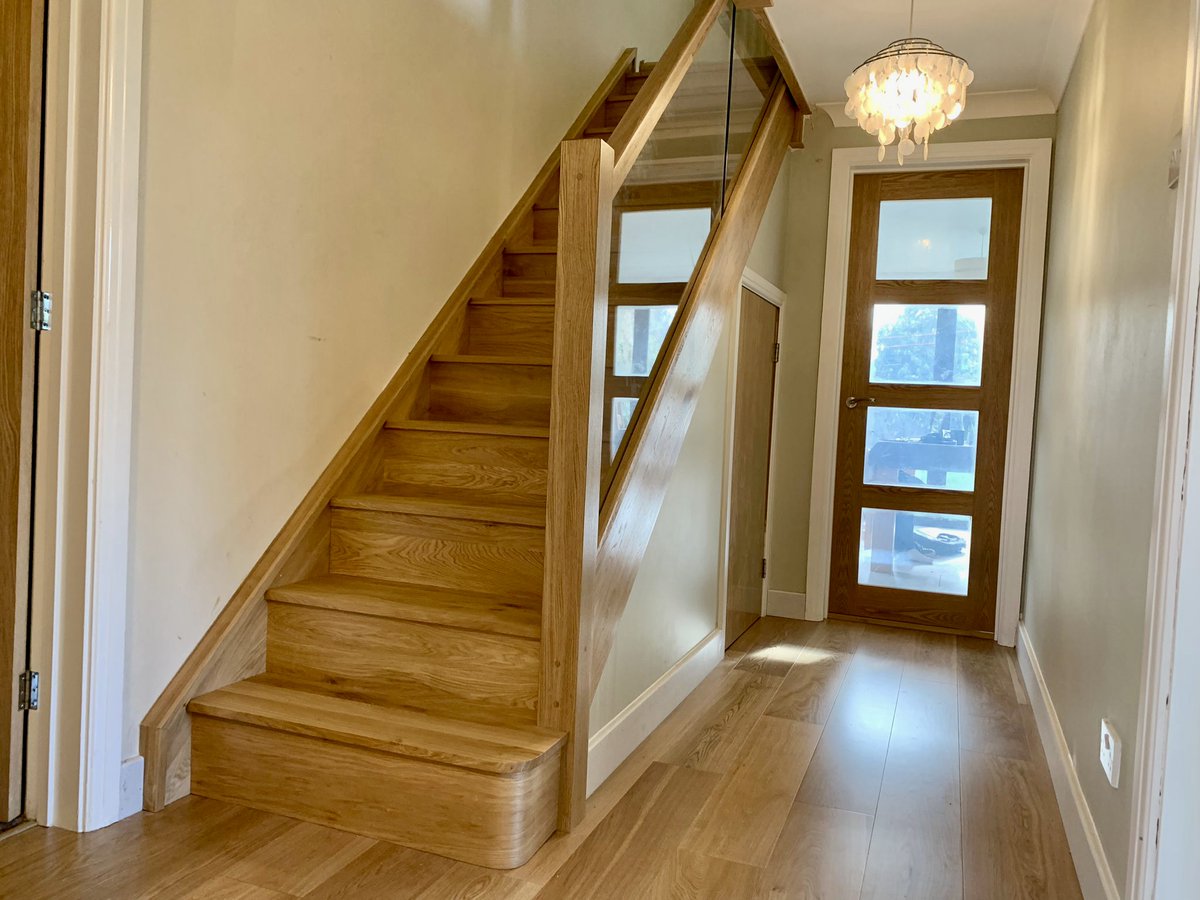 Happy_Flooring's tweet photo. New oak doors, a gorgeous refurbishment of an entire oak staircase complete with a glass balustrade, and our prime grade European oak engineered wood flooring to finish off the look. 

Get in touch today to book your free quote 📷

#staircase #staircaserenovation #homeimprovement https://t.co/x2sZo1dttB