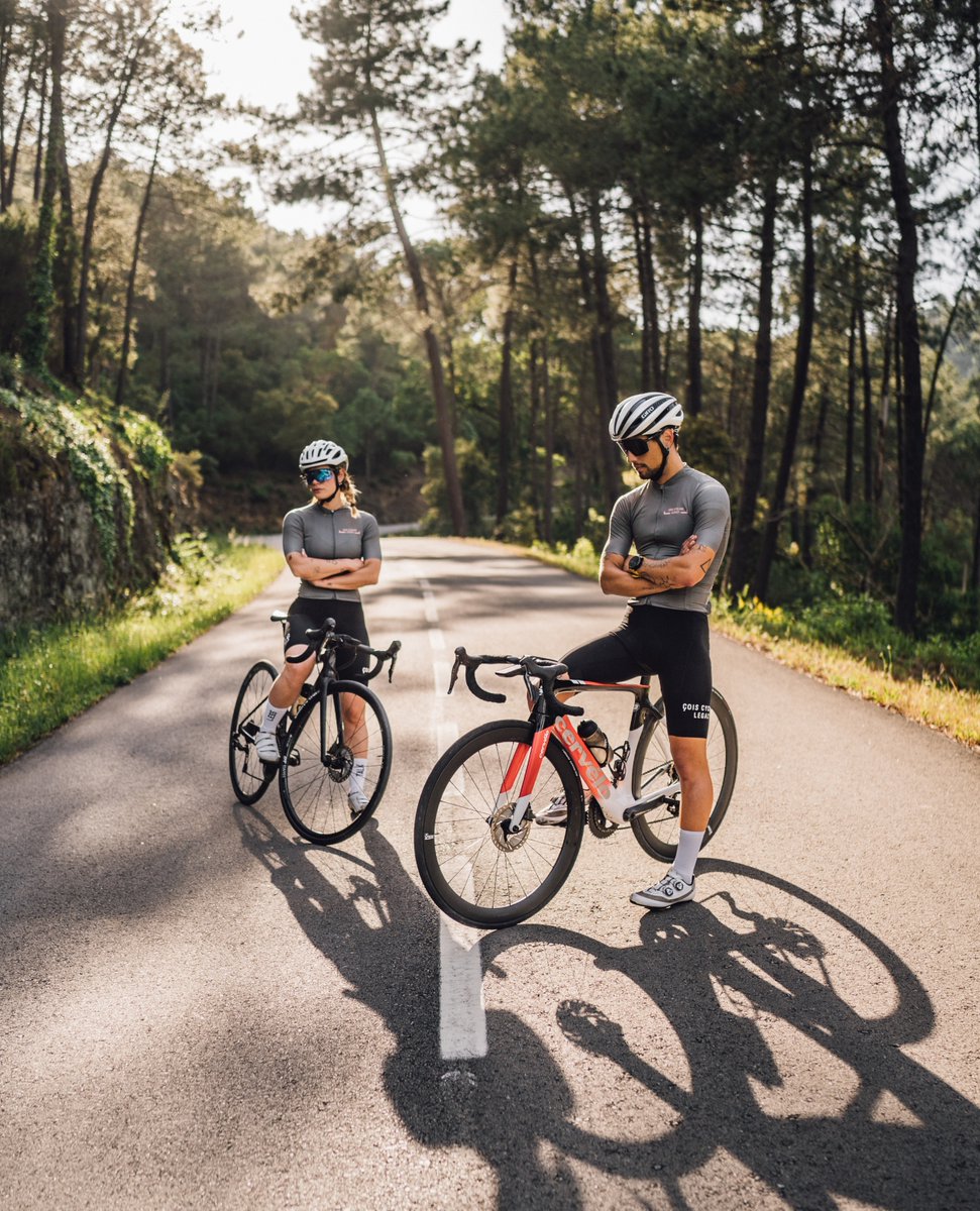 CoisCycling's tweet image. Photographer: &quot;A bit more attitude please&quot;. 

Riders: &quot;OK!&quot;

@gabriphotosport @carlesresposo @saramartineze

#cyclingstyle #bestcyclingkits #kitdoping 
#coiscycling #thankgoditsrideday