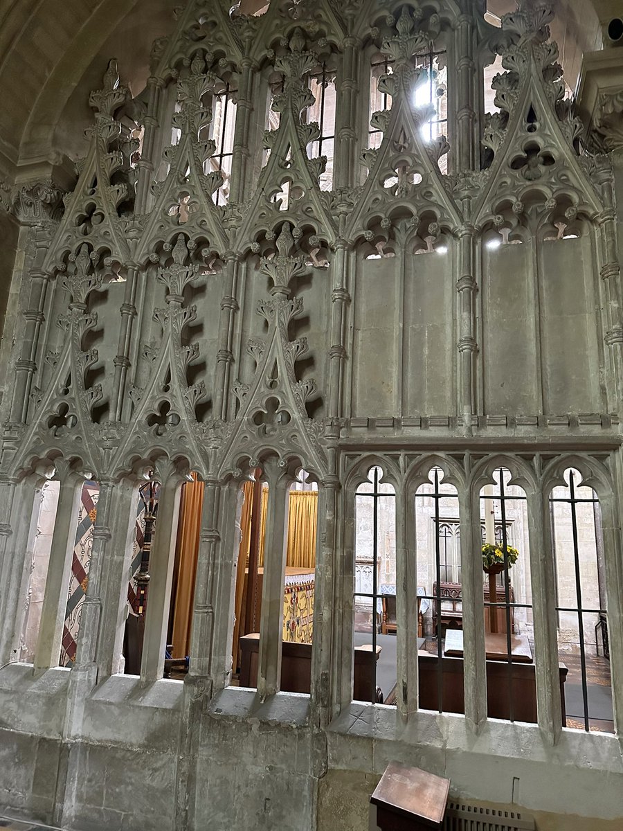 This remarkable stone screen at St Cross in Winchester was recycled from nearby St Faith's church, which was demolished in 1507 😱

It still retains a little polychromy, and perhaps I'm being fanciful but do I see the ghostly outlines of saints in the niches?

#TraceryTuesday