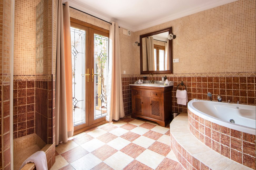 Just 20 minutes away from #Málaga, in the village of #AlhauríndelaTorre, we find the wonderful Bed and Breakfast #VillaConmigo. If you are looking for a place with good temperature, rich culture and amazing nature, this is the perfect place for you! 🇪🇸(bit.ly/43IF5GU)