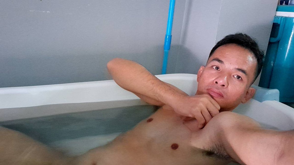 HmiPhut's tweet photo. ถึงคิวเรา แล้ว. มาแช่น้ำคลายร้อนกัน ครับ https://t.co/CLR9jWCZgn