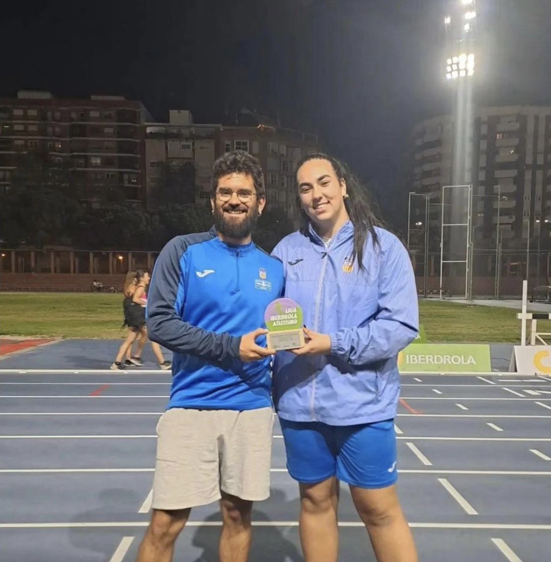 Atletisme_FCA's tweet photo. ✍️ De les diverses actuacions catalanes destacades, ens fixem en Daniela Fernàndez.

La llançadora sub 20 va rebre l’MVP de la jornada DH a València. Victòria al disc amb 51.45 m i segon lloc al pes amb 13.78 m. https://t.co/gpedUYWRnb