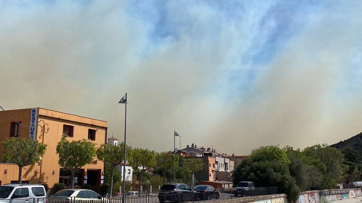 tramuntana_tv's tweet photo. L’Ajuntament de Colera informa que el fum que arriba al poble és provinent de l’incendi forestal que hi ha a la zona de Cerbère i Banyuls, la carretera N-260 està tallada a Portbou en sentit nord. https://t.co/rjerILZFuc
