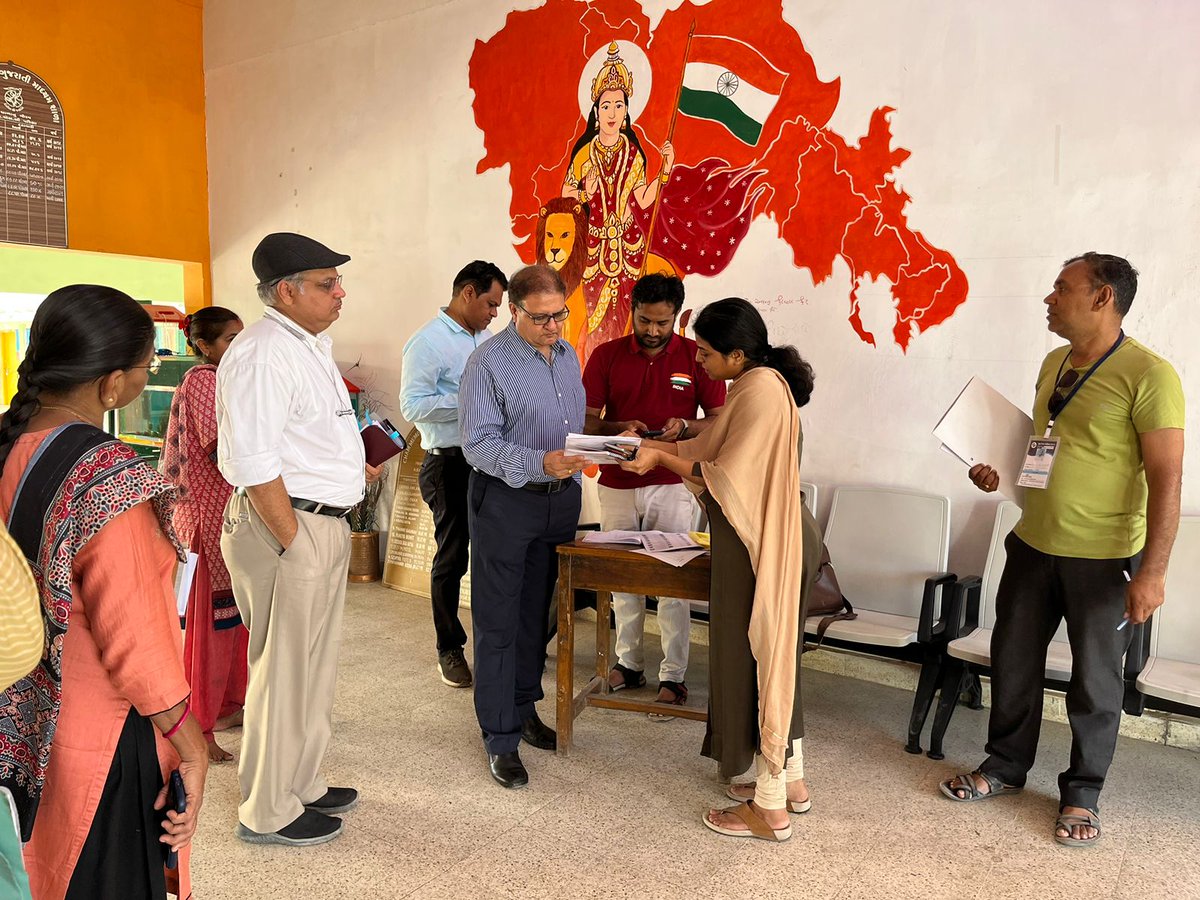 મતદારયાદી ખાસ સંક્ષિપ્ત સુધારણા કાર્યક્રમ અંતર્ગત આજરોજ પોરબંદર શહેરી વિસ્તાર તેમજ પોરબંદર તાલુકાના માધવપુર ગામ ખાતે મતદાન મથકોની મુલાકાત લઈ મતદાર નોંધણી કામગીરીનું નિરીક્ષણ કર્યું.
<a href="/CMOGuj/">CMO Gujarat</a> <a href="/kamaldayani/">Kamal M. Dayani</a> <a href="/CEOGujarat/">Chief Electoral Officer, Gujarat</a> @informationpor2