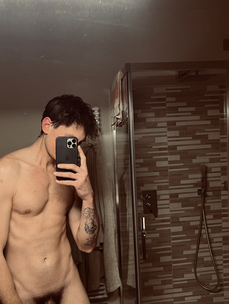 Se retwitti sai cosa già cosa succede 😏 

#boy #shower