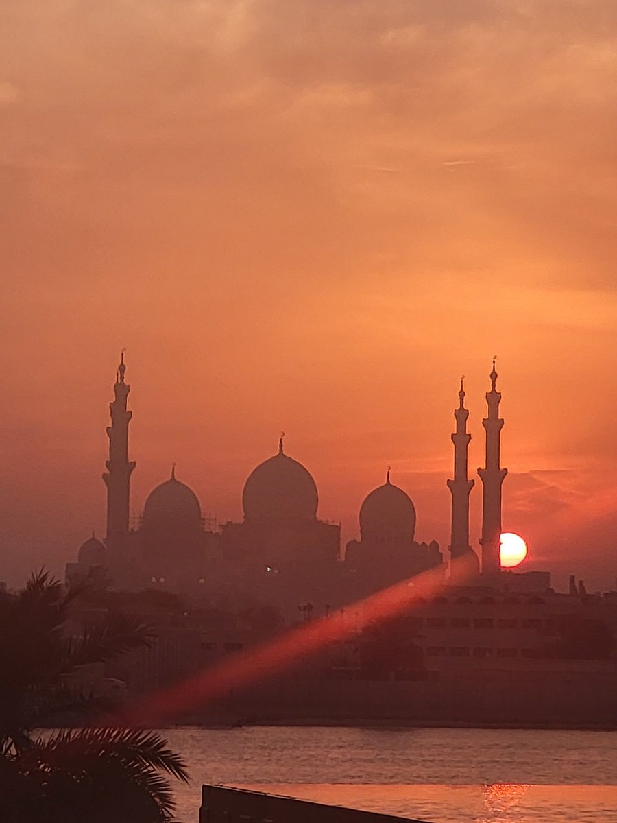 PoetHaiderAmaan's tweet photo. Evening view of a beautiful #ShaikhZayedMosque #AbuDhabi.
Photo Credit : Haider Amaan Haider
@gulf_news @MohamedBinZayed #beautifulview #LongLiveUAE
#PictureOfTheDay. https://t.co/xvvFzFimkj