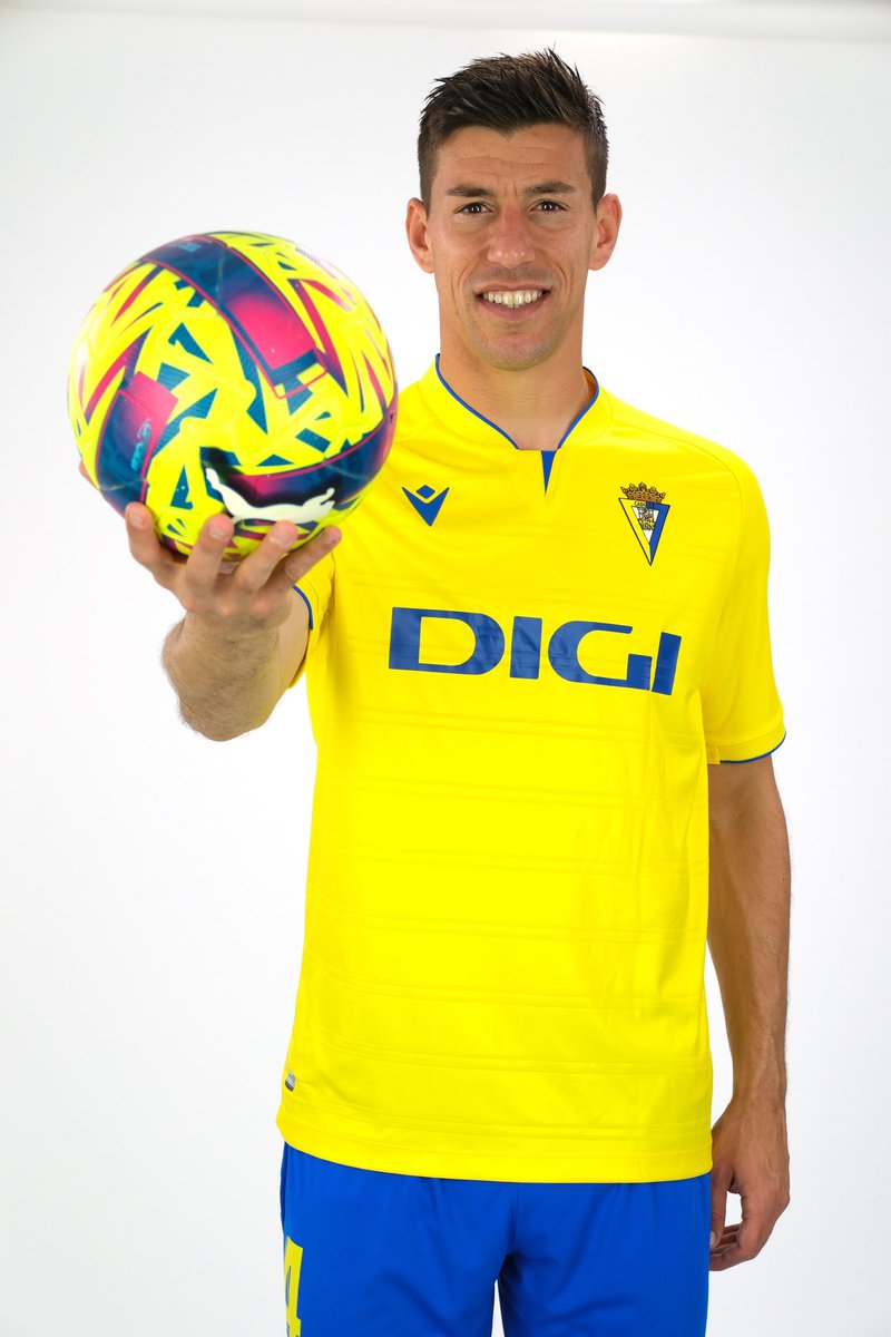 😉 Pada pengen jersey, tapi terpantau belom pada follow akun @cadiz_cfid nih, coba yang udah pada follow retweet &amp; like nya, biar keliatan nih Jersey buat siapa ya yang paling cocok?!