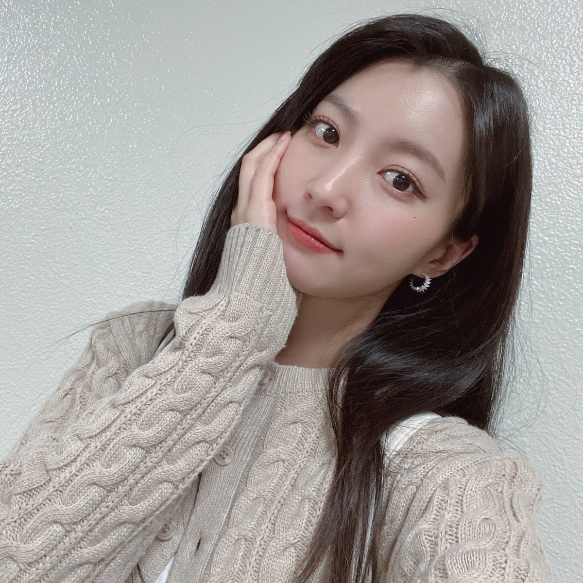 8_OHMYGIRL's tweet photo. [#OHMYAir] 오늘도 유빈이와 유익한 시간 보낼 크리들🫶🏻 잠시 후 7시 10분, 'KBS1 이슈 Pick, 쌤과 함께'에 #유빈 이가 출연합니다😍 오늘도 본방사수를 통해 함께해 주세요👐🏻💖

#오마��걸 #OHMYGIRL #OMG https://t.co/cPmvJblK7Q