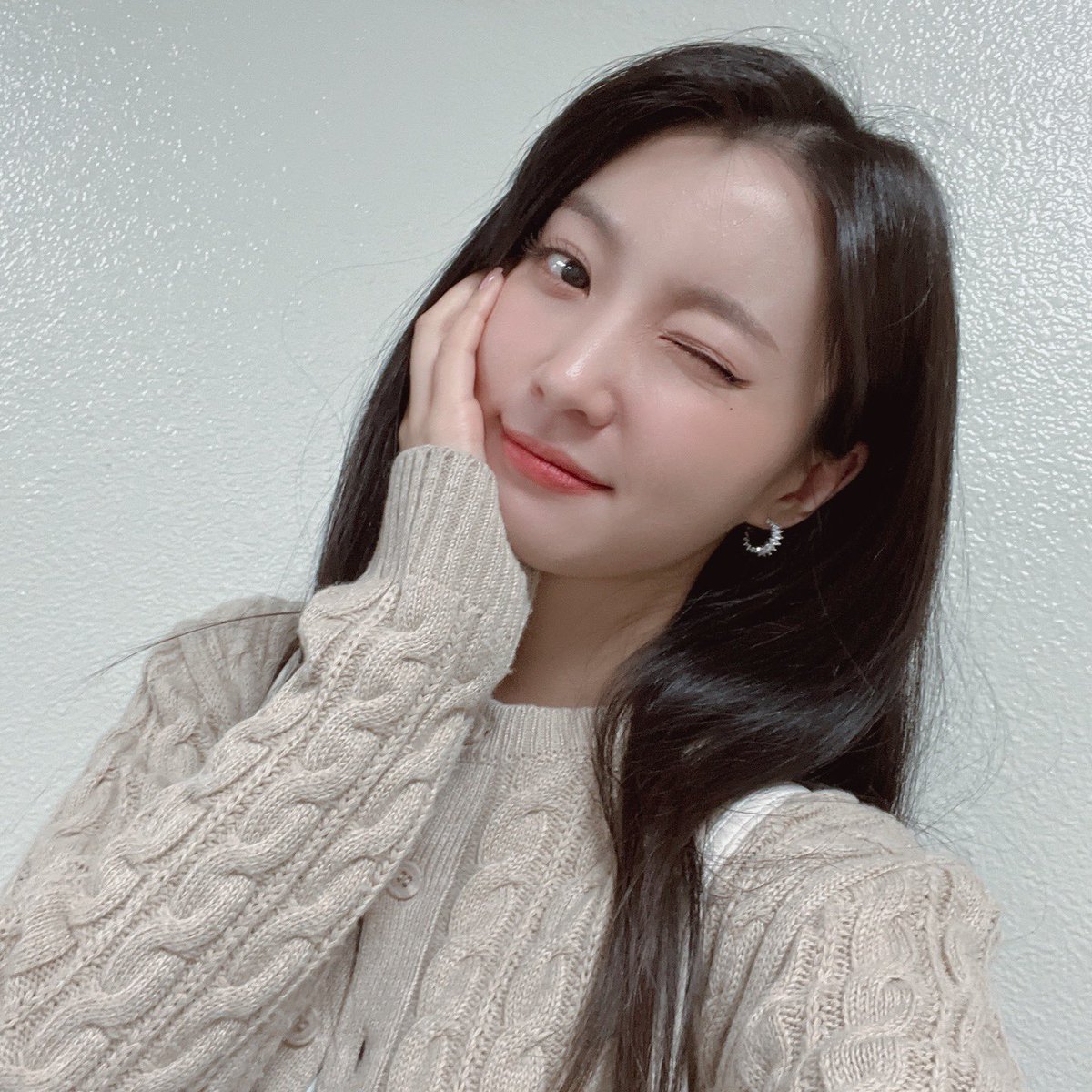 8_OHMYGIRL's tweet photo. [#OHMYAir] 오늘도 유빈이와 유익한 시간 보낼 크리들🫶🏻 잠시 후 7시 10분, 'KBS1 이슈 Pick, 쌤과 함께'에 #유빈 이가 출연합니다😍 오늘도 본방사수를 통해 함께해 주세요👐🏻💖

#오마��걸 #OHMYGIRL #OMG https://t.co/cPmvJblK7Q