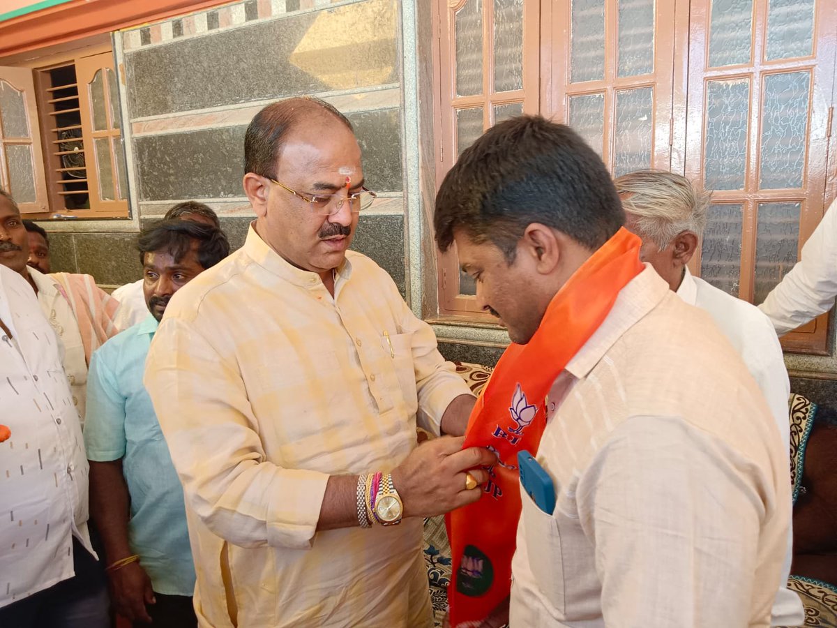 ArvindLBJP's tweet photo. ಮಹದೇವಪುರ ವಿಧಾನಸಭಾ ಕ್ಷೇತ್ರದ ಕಮ್ಮಸಂದ್ರದಲ್ಲಿ ನಡೆದ ಪಕ್ಷ ಸೇರ್ಪಡೆ ಕಾರ್ಯಕ್ರಮದಲ್ಲಿ ಭಾಗವಹಿಸಿ, ಸನ್ಮಾನ್ಯ ಪ್ರಧಾನ ಮಂತ್ರಿಗಳಾದ ಶ್ರೀ ನರೇಂದ್ರ ಮೋದಿ ಅವರ ನೇತೃತ್ವದ ಕೇಂದ್ರ ಸರ್ಕಾರದ ಯೋಜನೆಗಳು, ರಾಜ್ಯ ಸರ್ಕಾರ ಹಾಗೂ ಮಹದೇವಪುರ ವಿಧಾನಸಭಾ ಕ್ಷೇತ್ರದಲ್ಲಿ ಮಾಡಿರುವ ಅಭಿವೃದ್ಧಿ ಕಾರ್ಯಗಳನ್ನು ಮೆಚ್ಚಿ,
(1/3) https://t.co/FVnKO0FW5I