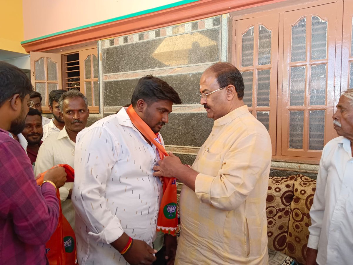 ArvindLBJP's tweet photo. ಮಹದೇವಪುರ ವಿಧಾನಸಭಾ ಕ್ಷೇತ್ರದ ಕಮ್ಮಸಂದ್ರದಲ್ಲಿ ನಡೆದ ಪಕ್ಷ ಸೇರ್ಪಡೆ ಕಾರ್ಯಕ್ರಮದಲ್ಲಿ ಭಾಗವಹಿಸಿ, ಸನ್ಮಾನ್ಯ ಪ್ರಧಾನ ಮಂತ್ರಿಗಳಾದ ಶ್ರೀ ನರೇಂದ್ರ ಮೋದಿ ಅವರ ನೇತೃತ್ವದ ಕೇಂದ್ರ ಸರ್ಕಾರದ ಯೋಜನೆಗಳು, ರಾಜ್ಯ ಸರ್ಕಾರ ಹಾಗೂ ಮಹದೇವಪುರ ವಿಧಾನಸಭಾ ಕ್ಷೇತ್ರದಲ್ಲಿ ಮಾಡಿರುವ ಅಭಿವೃದ್ಧಿ ಕಾರ್ಯಗಳನ್ನು ಮೆಚ್ಚಿ,
(1/3) https://t.co/FVnKO0FW5I