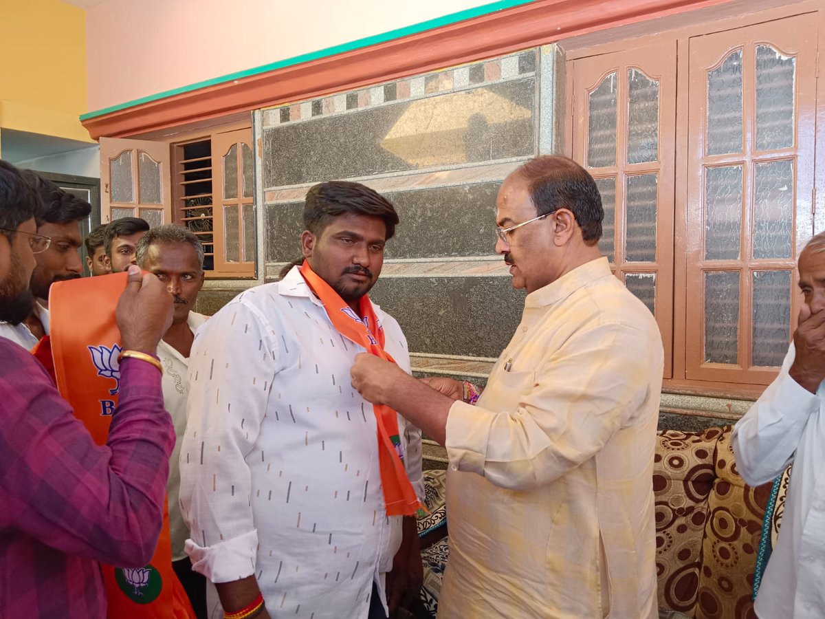 ArvindLBJP's tweet photo. ಮಹದೇವಪುರ ವಿಧಾನಸಭಾ ಕ್ಷೇತ್ರದ ಕಮ್ಮಸಂದ್ರದಲ್ಲಿ ನಡೆದ ಪಕ್ಷ ಸೇರ್ಪಡೆ ಕಾರ್ಯಕ್ರಮದಲ್ಲಿ ಭಾಗವಹಿಸಿ, ಸನ್ಮಾನ್ಯ ಪ್ರಧಾನ ಮಂತ್ರಿಗಳಾದ ಶ್ರೀ ನರೇಂದ್ರ ಮೋದಿ ಅವರ ನೇತೃತ್ವದ ಕೇಂದ್ರ ಸರ್ಕಾರದ ಯೋಜನೆಗಳು, ರಾಜ್ಯ ಸರ್ಕಾರ ಹಾಗೂ ಮಹದೇವಪುರ ವಿಧಾನಸಭಾ ಕ್ಷೇತ್ರದಲ್ಲಿ ಮಾಡಿರುವ ಅಭಿವೃದ್ಧಿ ಕಾರ್ಯಗಳನ್ನು ಮೆಚ್ಚಿ,
(1/3) https://t.co/FVnKO0FW5I