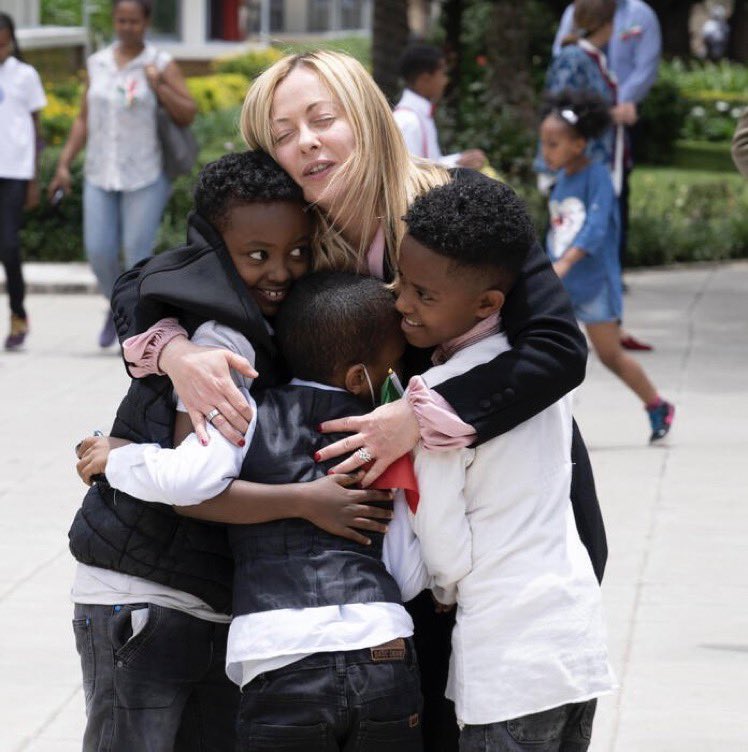 roberto2_lamela's tweet image. Foto in cui l'ipocrisia della #DVCIA #Meloni tocca quota 1000. Chiude gli occhi per non vederne il colore perché per lei i bambini che arrivano sui barconi stremati non sono da abbracciare, lo sono quelli a terra a favore di telecamere per la sua propaganda #Fascista.
#16aprile