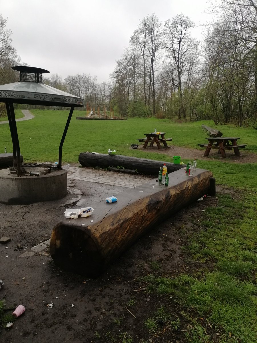 vincealde1's tweet photo. Danke an die Raver von Samstag
Abend #stadtstuttgart #StuggiTv schön Party und alles liegen geblieben... Ihr seid Arschgeigen.. Nix anderes.. @stuttgart_stadt.. Grillstelle Kräherwald.. Asozial.. https://t.co/QIhfuclAsl