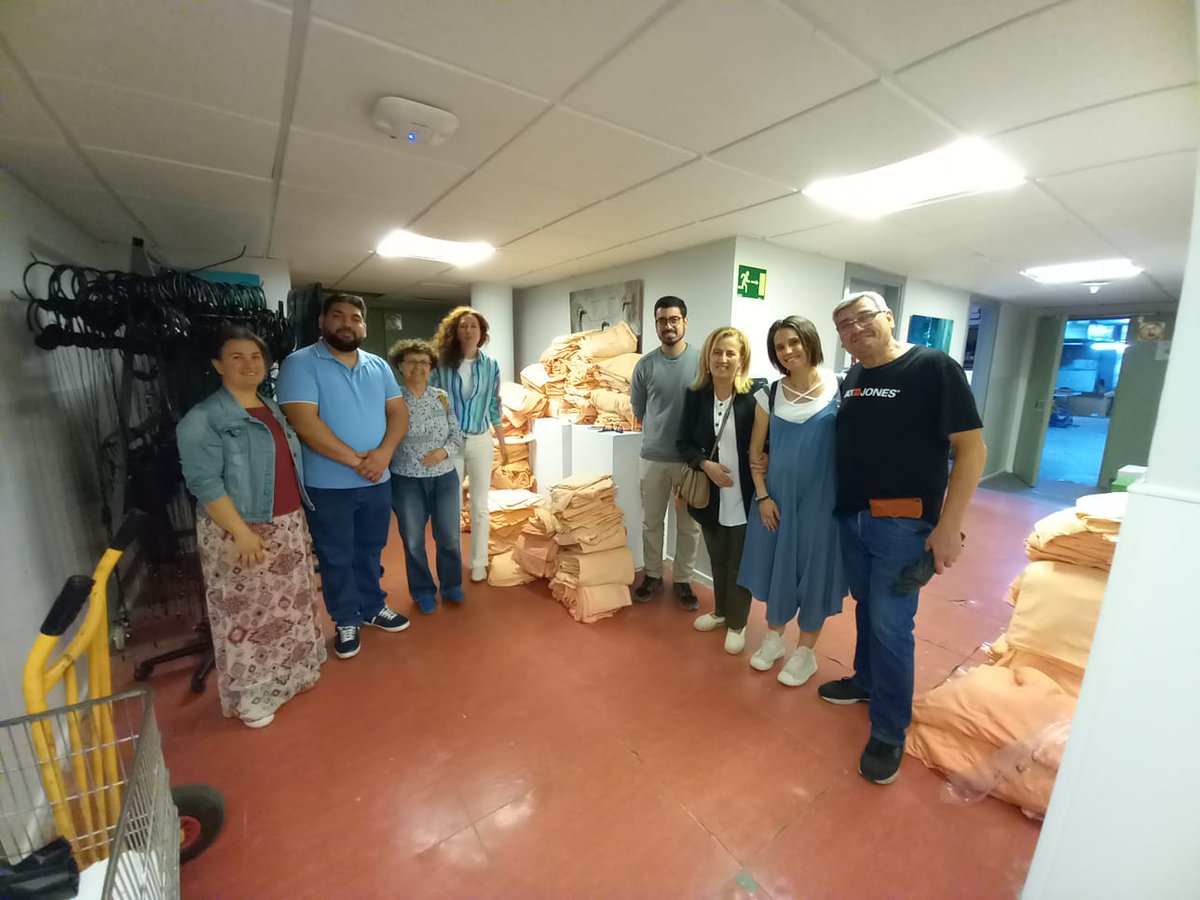 Entidades de nuestra Plataforma reciben donación de manteles para sus actividades de voluntariado. Gracias a la Fundación 3 Culturas por hacerlo posible <a href="/VivirCompartONG/">VIVIR COMPARTIENDO</a> <a href="/phombresevilla/">Proyecto Hombre Sevilla</a> <a href="/ajmmaa/">Manos Abiertas con Norte</a> @DACE_INDACE <a href="/AsocEntreAmigos/">Asociación Entre Amigos</a> <a href="/hogarlasalle/">Hogar La Salle Jerez</a> <a href="/VoluntariadoPAV/">Plataforma Andaluza de Voluntariado</a>