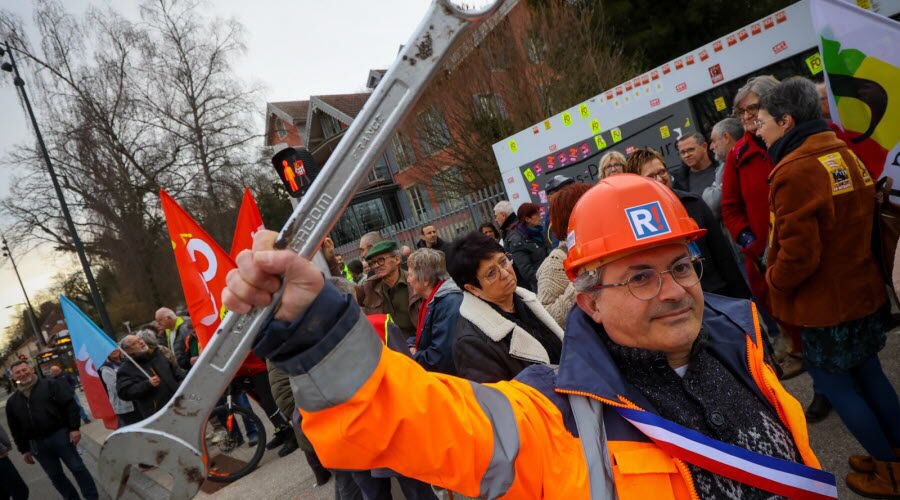 jeanlassalle's tweet photo. «leur dire le quotidien d’un salarié en chaudronnerie. Qu’ils viennent leur expliquer sur place, aux salariés de 54 ans, qui ont mal aux bras, qui ont des crampes, comment ils vont devoir changer d’emploi », pour travailler jusqu’à 64 ans @lestrepublicain https://t.co/B36n8VXJmi