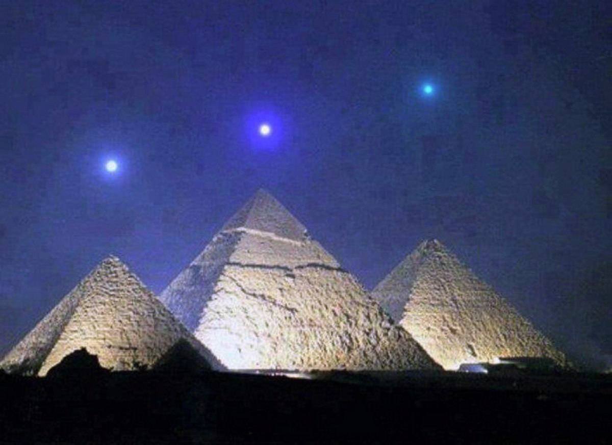 PKikos's tweet photo. Mercury, Venus and Saturn above the pyramids of Giza, Egypt.

This happens once every 2373 years. https://t.co/vUTVR61LCm