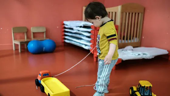 Crèches en France : une situation catastrophique selon l'IGAS. Jusque des enfants oubliés sur les toilettes ou laissés dans leurs couches souillées. Maltraitances, négligences, souvent faute de moyens. Il manque 10 000 professionnels de la petite enfance. radiofrance.fr/franceculture/…