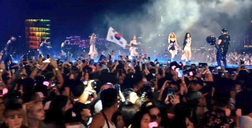 yk2aii's tweet photo. In the US, they had incredible stage presence. While maintaining a professional disposition, they also enjoyed themselves and did their own thing. I couldn't help but feel proud as I watched the large crowds.

BLACKPINK COACHELLA HEADLINERS
#BLACKPINKatCoachella https://t.co/1uscZmWebR