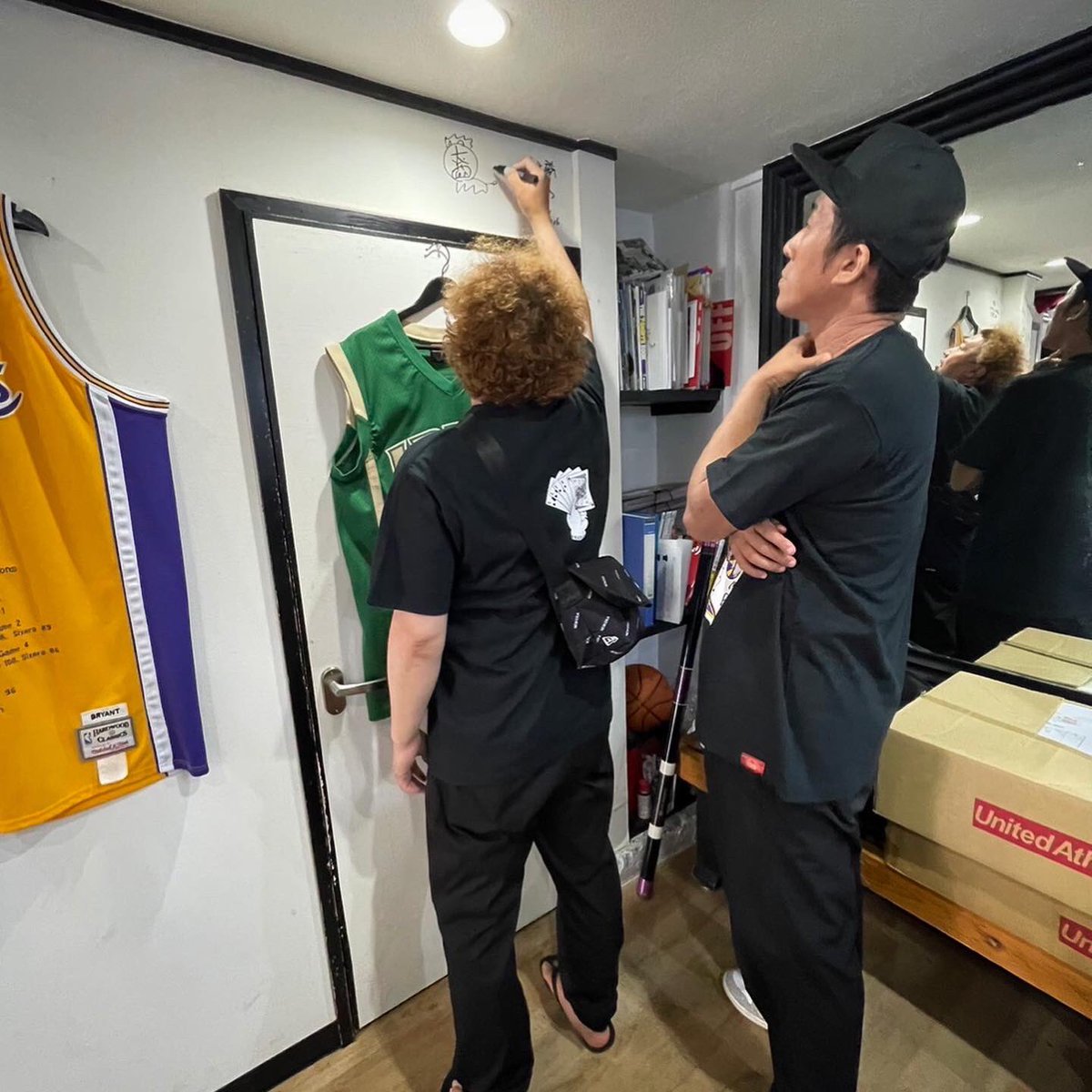 locker_okinawa's tweet photo. 先程、沖縄国際映画祭のレッドカーペットを終えたばかりの、お笑い芸人の麒麟田村さん、大西ライオンさんが遊びに来てくれました❗️❗️

サインもありがとうございます🙏🏽

8月にはワールドカップもあり、沖縄に来る機会もあると思うので、その際は是非LOCKER PICK UPでバスケしましょう✌🏽

#沖縄国際映画 https://t.co/Y3GQWy3WPu