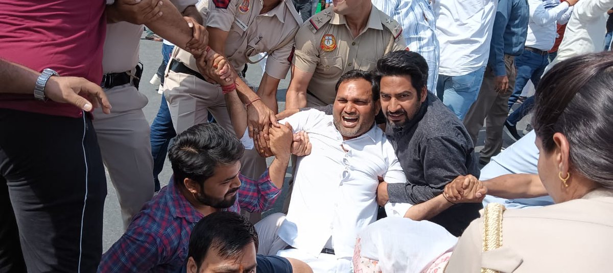 AapKaGopalRai's tweet photo. अरविंद केजरीवाल जी को CBI द्वारा बुलाए जाने से दिल्ली की जनता में आक्रोश। 

लाडो सराय में केजरीवाल जी के समर्थन में सड़कों पर उतरे लोग।

#KejriwalRukegaNahi https://t.co/ZXj1cfufQ9