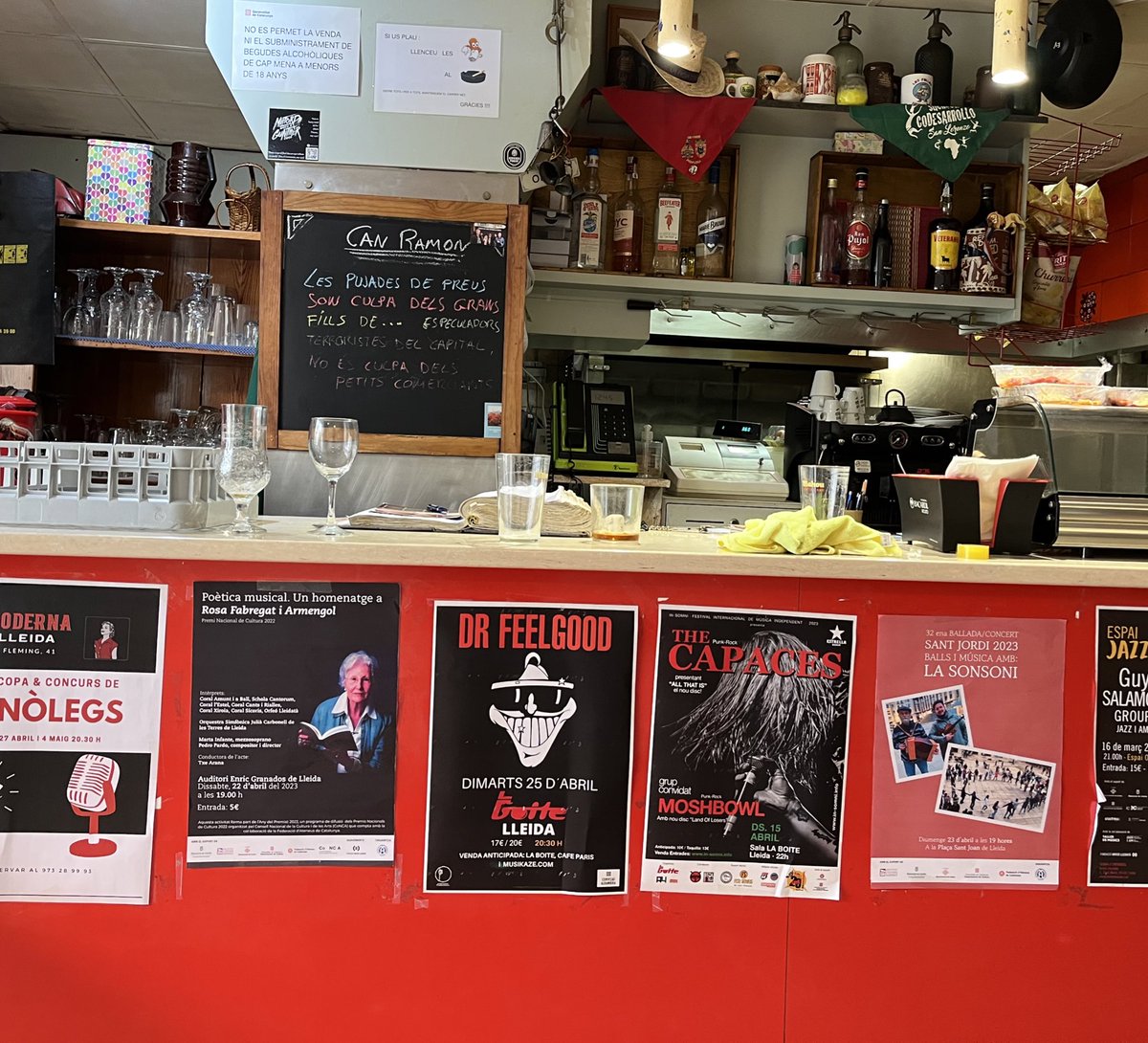 PardoMestre's tweet photo. #BonDia #Lleida Potser era el lloc on mes vegades havien anat, i q tenia una oferta mes semblant des-de q elles eren petites, bar i pollastres, i informació autogestionada, si era l’espai q les connectava a tota la seva vida…(relats CBP) #Lleides #puestos #Abril23 #CanRa 🔺⭕️🔺 https://t.co/XIApsAvJnJ