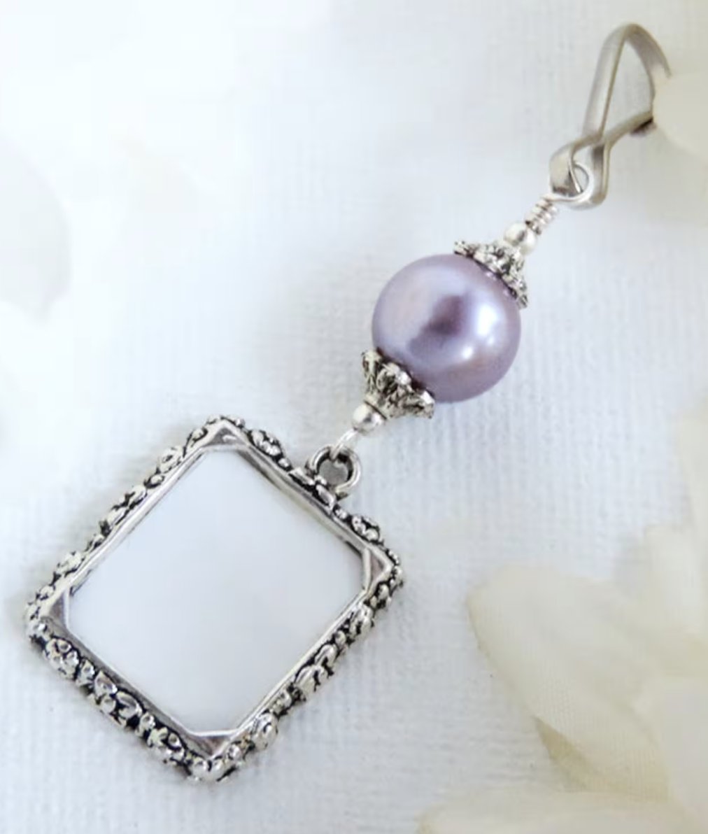 smilingbluedog's tweet photo. Who's getting married? Here's a perfect gift for the bride to be. https://t.co/36Km7XNrPH via @Etsy #Etsy #etsyseller #etsymntt #etsyshop #weddings #marriage #gettinghitched #engagementgift #NY #brides #shopsmall #etsyfinds #giftideas https://t.co/4O4unRCDcj