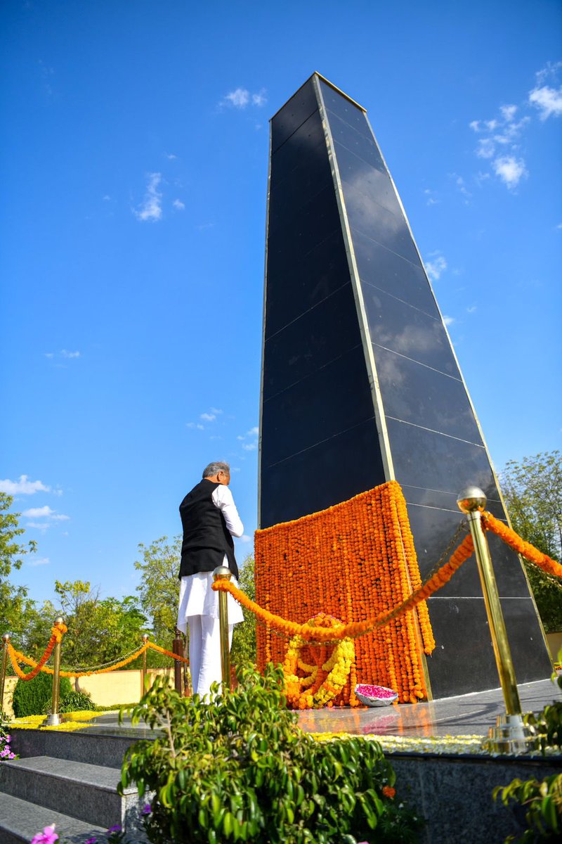 ashokgehlot51's tweet photo. सर्वोच्च समर्पण
श्रद्धापूर्ण स्मरण

पुलिस दिवस पर जिम्मेदारी निभाते हुए राजस्थान पुलिस अकादमी के शहीद स्मारक पर अमर बलिदानियों को श्रद्धासुमन अर्पित किए। https://t.co/zYeNwqp03d