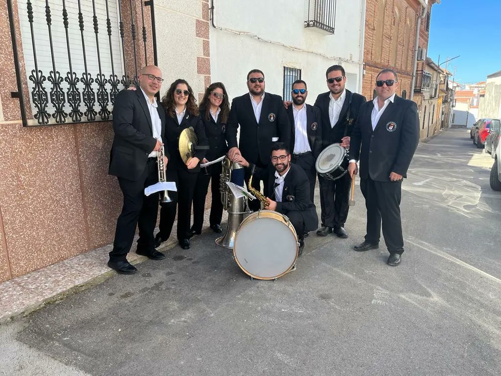 SolfamidasAldea's tweet photo. Después de un intenso día que vivimos ayer solo nos queda agradecer a todos los que confiasteis en nuestra música para vuestras celebraciones

¡GRACIAS! https://t.co/dEOsjKfyGd