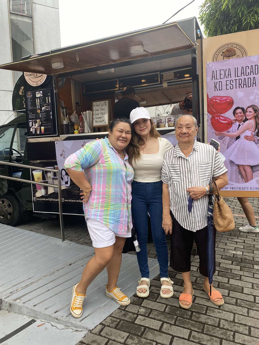 A project i never thought I'd be involved in but glad i jumped in to help out, so worth it. Great job @OneForKDLex_ and all the people behind this successful FoodTruck Project. Thank you love @alexailacad
for appreciating. 

#KDLex #KDLEXSweethearts