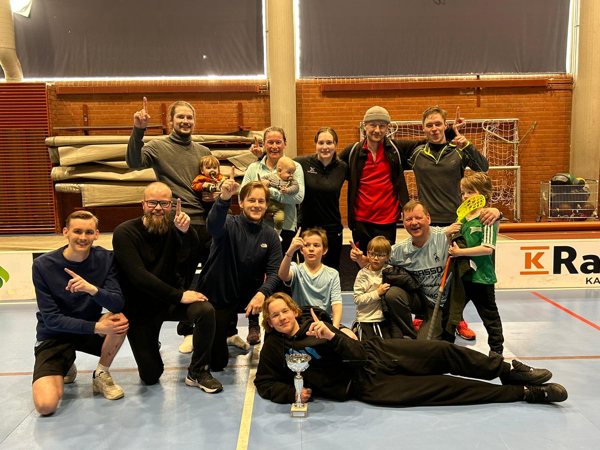 Eilen pelattiin perinteinen Kainuu Cup #salibandy'ssa. Olihan se hienoa voittaa harrastesarja oman perheen ja läheisten kanssa. Mv-osastolle saimme ulkopuolista apua, kiitos π tärkeistä torjunnoista. Nyt on haettu Cupin voitto neljällä eri vuosikymmenellä 💪