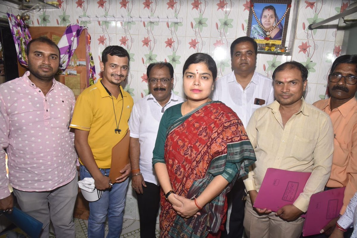poonam_mahajan's tweet photo. कलिना विधानसभेच्या वॉर्ड क्र 89 मधील शक्तिकेंद्र प्रमुख श्री अरविंद सरोज यांच्या घरी विस्तारक श्री काशीराम ओखकर यांच्या समवेत बूथ क्र. 112,113,114,115 (इंदिरानगर, साईबाबा रहिवासी संघ, आदर्श मंडळ गुप्ता चाळ) ��्या बूथ प्रमुखांची व पन्ना प्रमुखांची जिल्हाध्यक्ष श्री सुषम सावंत जी यांच्या समवेत भेट घेऊन आगामी संघटनात्मक कार्यक्रमांसंदर्भात आढावा बैठक घेतली.