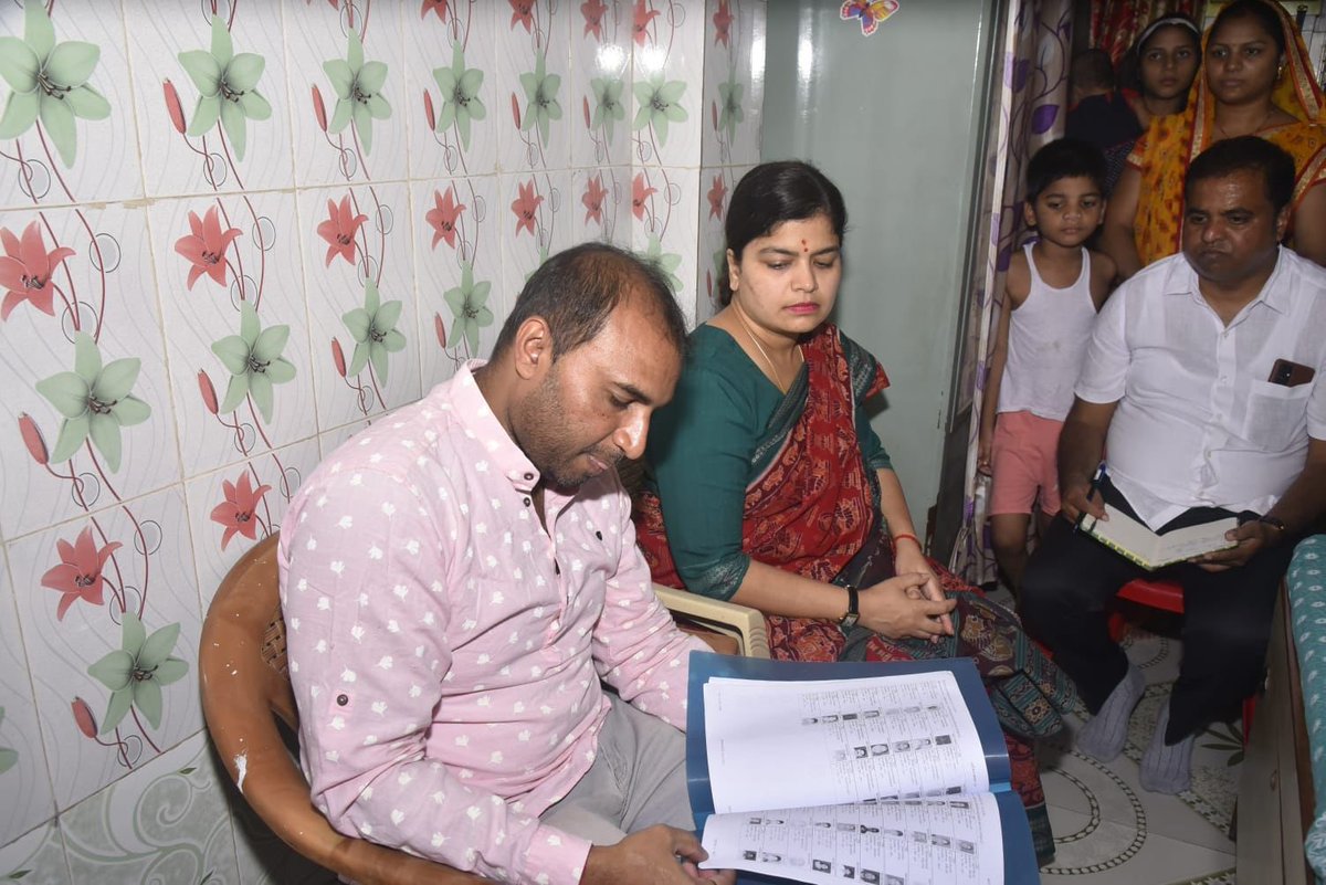 poonam_mahajan's tweet photo. कलिना विधानसभेच्या वॉर्ड क्र 89 मधील शक्तिकेंद्र प्रमुख श्री अरविंद सरोज यांच्या घरी विस्तारक श्री काशीराम ओखकर यांच्या समवेत बूथ क्र. 112,113,114,115 (इंदिरानगर, साईबाबा रहिवासी संघ, आदर्श मंडळ गुप्ता चाळ) ��्या बूथ प्रमुखांची व पन्ना प्रमुखांची जिल्हाध्यक्ष श्री सुषम सावंत जी यांच्या समवेत भेट घेऊन आगामी संघटनात्मक कार्यक्रमांसंदर्भात आढावा बैठक घेतली.
