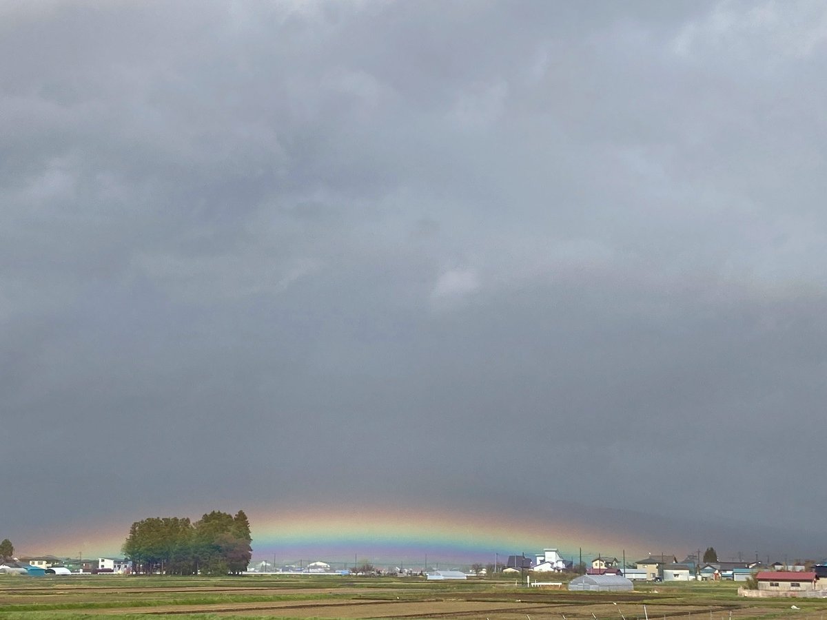mu_ch2's tweet photo. 低い位置に　虹🌈
福島県　磐梯山の麓に虹がかかった

数分で消えてしまった https://t.co/L2dmQbItQX