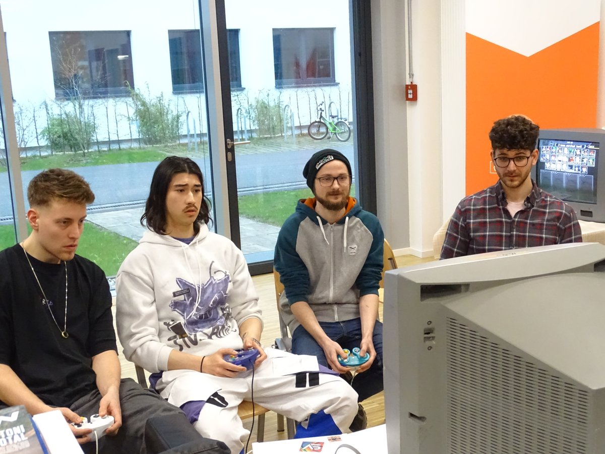 MunichMelee's tweet photo. Hier nochmal Eindrücke von #SmashForever #24 im @CafeNetzwerk gestern.
Grüße gehen raus an unsere #Smash #64 organizer @Kaki_64 und Wesker und and unsere #FGC buddies von @MunichFGC
Hoffe ihr hattet alle Spaß mit unserem secret event 😉🏓
GGs an alle! https://t.co/lgLZKjqRH7