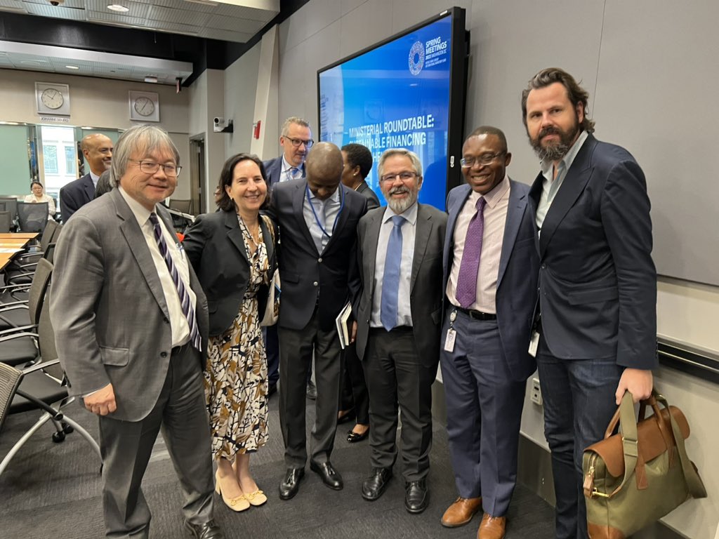 TahirHamidN's tweet photo. Banque Mondiale: Des retrouvailles avec qq anciens et vétérans de la Banque Mondiale au Tchad, en marge de la table ronde sur le financement des pays du Sahel. Tous ont eu un mot pour le Tchad. Merci à tous! https://t.co/rfs2urpsTh