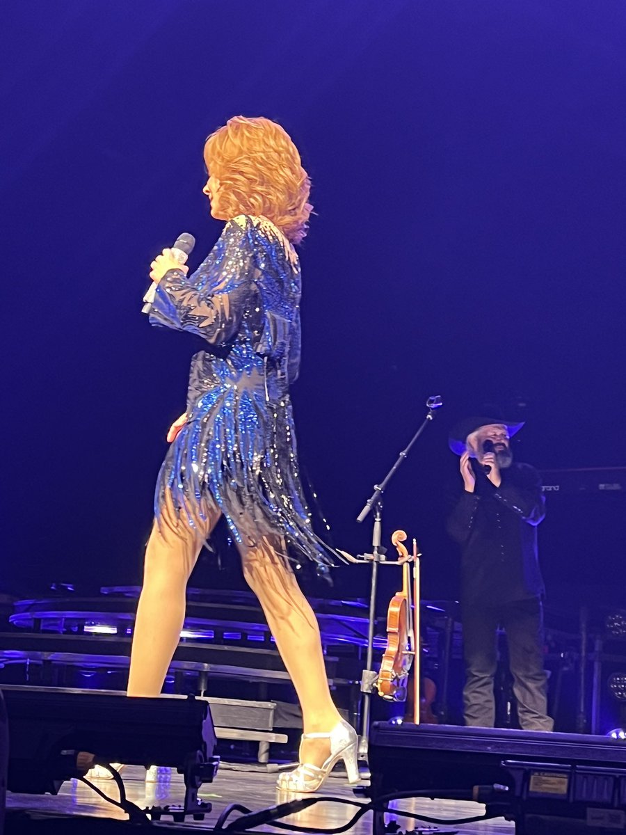 Fancyreba1's tweet image. Queen of Sass 👩‍🦰💃👑 Going Out Like That #RebaInConcert #MSG