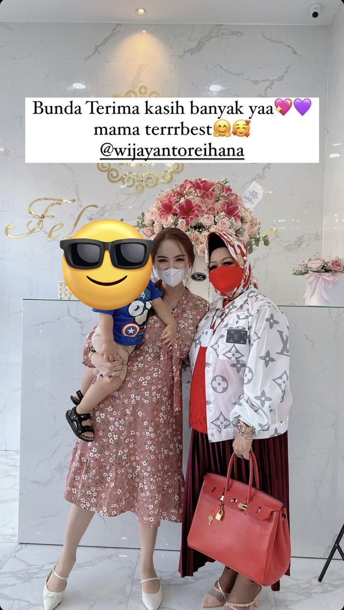 PartaiSocmed's tweet photo. Kembali ke Lampung. Pejabat silih berganti, ada yg pensiun ada yg ketangkep KPK, tapi Reihana Kepala Dinas Kesehatan Provinsi Lampung tetap bertahan hampir 14 tahun tak tergantikan. 
Mana harga second tas Hermes Birkin-nya saja hampir 200 juta, belum baju LV-nya! https://t.co/vhs3JbH3ew