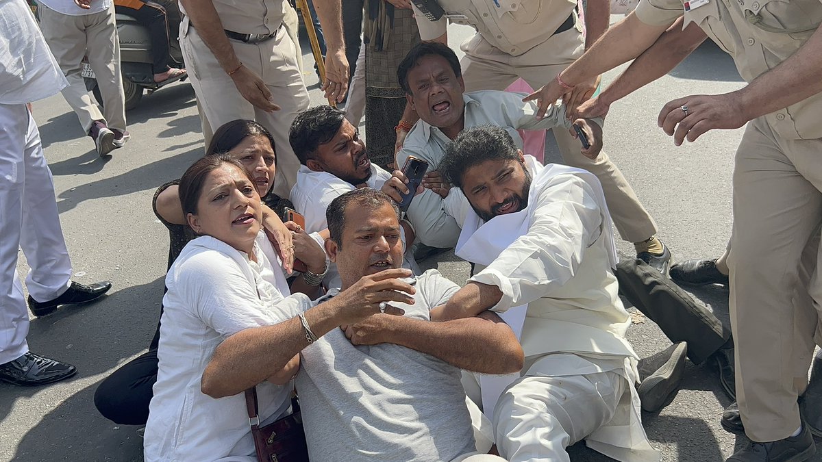 AamAadmiParty's tweet photo. .@vinaymishra_aap, @iamVisheshravi, @akhilesht84 सहित कई AAP MLAs को Modi जी की Police ने Detain कर लिया है

गुनाह: चिलचिलाती गर्मी में सड़क पर बैठकर शांतिपूर्वक प्रदर्शन, आवाज उठाई AAP की ईमानदार सरकार के काम काज प्रभावित करने के खिलाफ़!

#KejriwalRukegaNahi https://t.co/MDkr05Gmtz