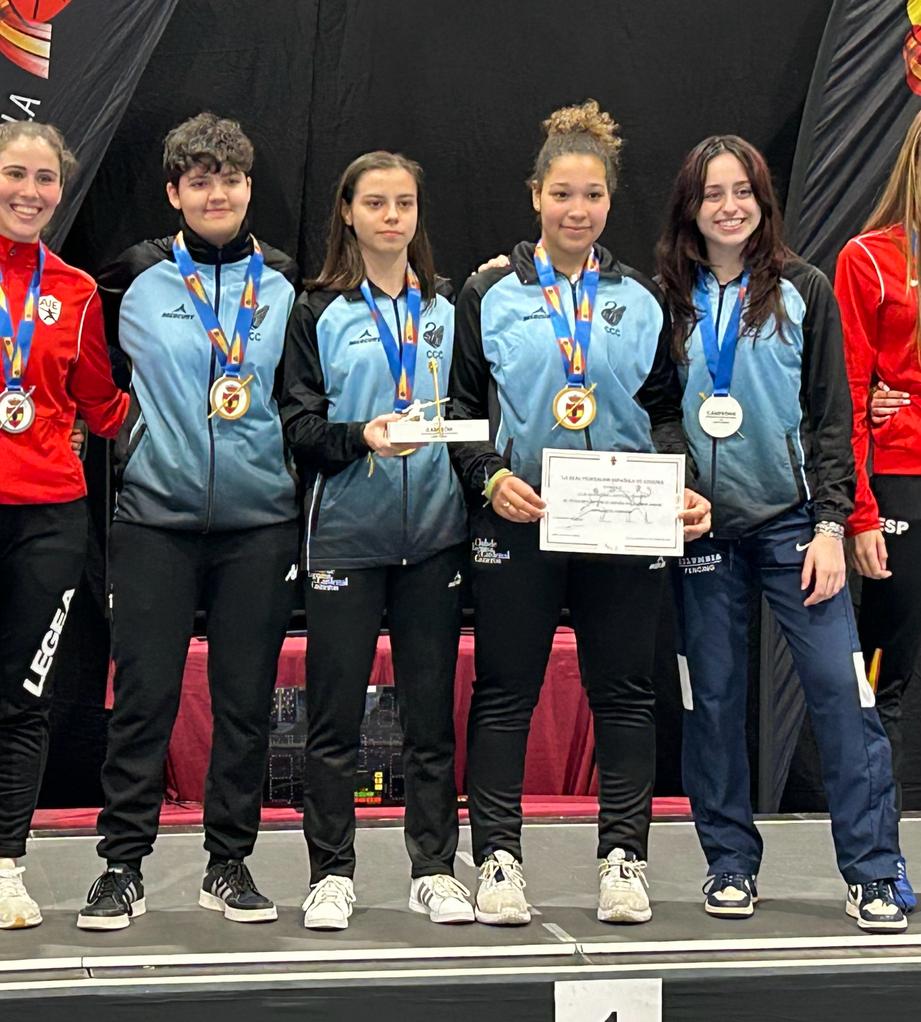 CisnerosEsgrima's tweet photo. Nuestros tiradores continúan en Valladolid. El viernes los equipos junior consiguieron las medallas de plata (florete masculino) y oro (florete femenino).  🥈🎖

Enhorabuena #campeonasdeEspaña y subcampeones. ⚡️ https://t.co/VfBDGPJ4G7
