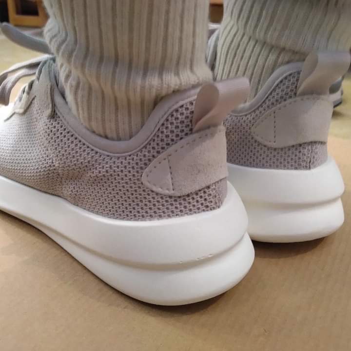 Phillip66maki's tweet photo. 一日中、立ち仕事で
足のお悩みの多いお客様が職場用にご購入~♡
嬉しい限りです☺︎💕
足のこと、からだのこと
しっかり考えたものづくりをしています👟
#madeinkurume
#madeinjapan🇯🇵
#日本製
#moonstar
#ROAMY
#しっくりくる靴
#立ち仕事
#よく歩く
#体調管理 https://t.co/s2sbehHDMJ